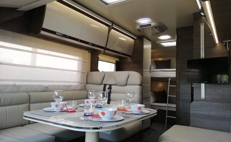 Camping-car familial luxueux avec une grande sensation d'espace et un grand confort de voyage