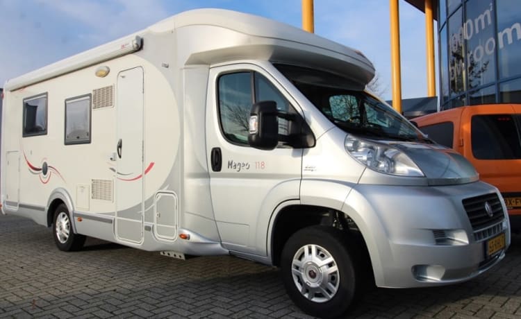 Comfortabele ruime camper  – Challenger with freestanding 2 pers. bed.