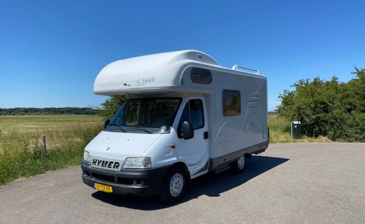 Prachtige Hymer familie camper te huur met 6 gordelplaatsen