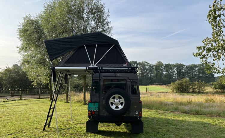 Woeste Willem – 5p Land Rover Defender Automatic from 2006 with roof tent and side tent