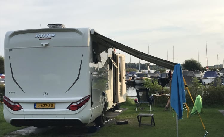 Vrijheid op wielen – Krachtige luxe Hymer Mercedes camper half-integraal uit 2019