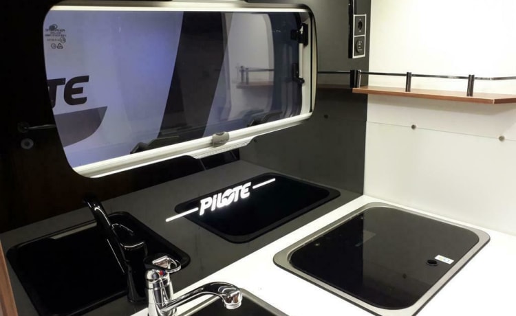 Camper 2 – Spacious and luxurious Pilote 6-person family camper with Playstation and LED TV!