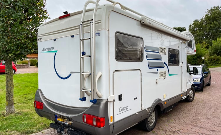 Cosy Family Camper – Complete cozy family camper with large garage 5p Hymer