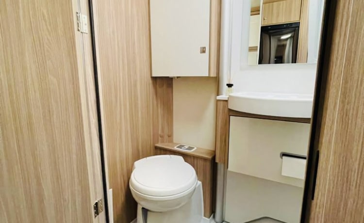 1. DelBi – Luxury mobile home Bürstner Delfin IT726