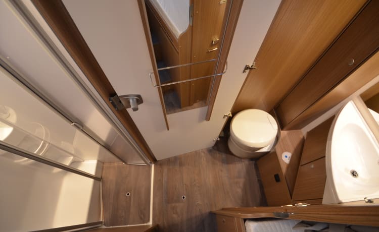 Carado T447 – Very luxurious camper length beds - separate shower - XXL garage - corner seat