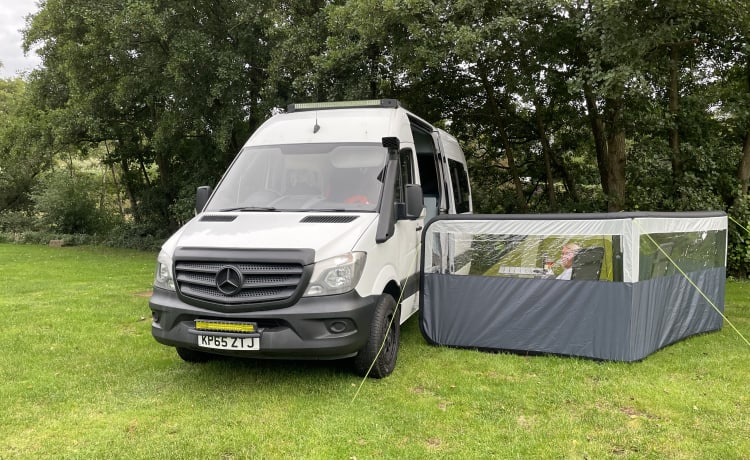 Beryl – 3 berth Mercedes-Benz bus from 2015