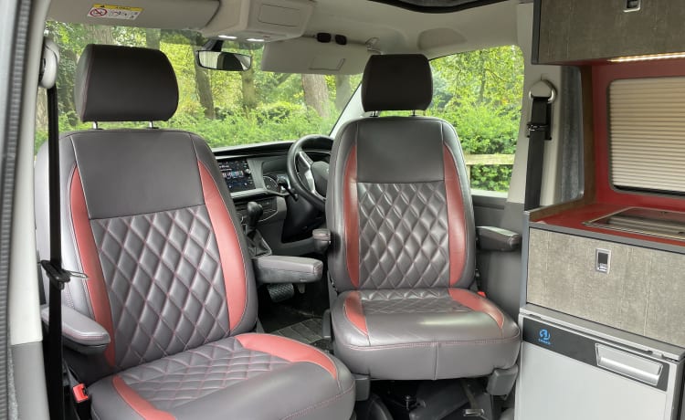 Red Auto – 4 persoons Volkswagen Transporter T6.1 DSG Auto