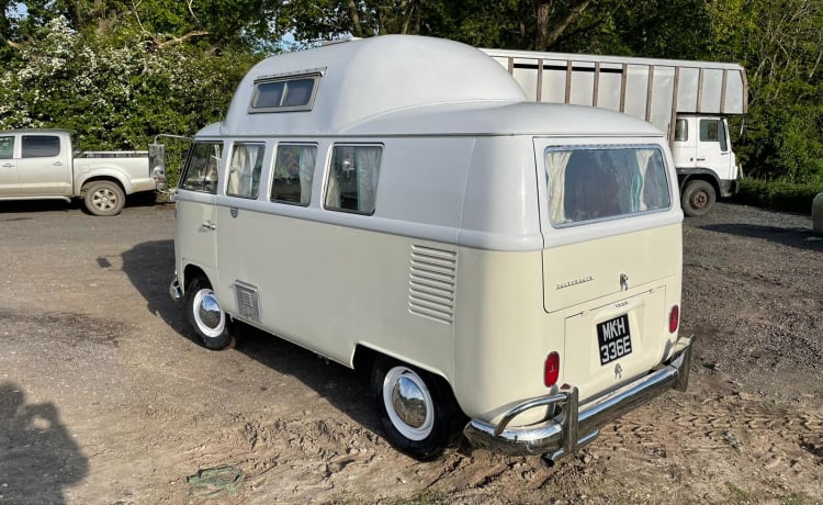 Snowy – 2 berth Volkswagen campervan from 1957