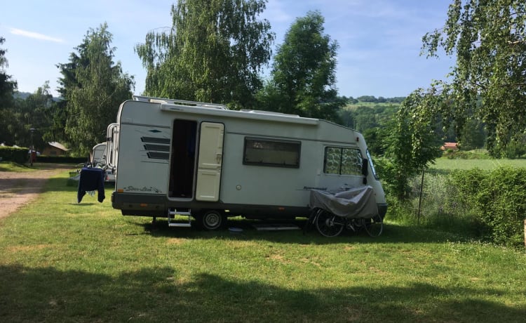 Hymer spacieux pour 4-5 personnes (très adapté aux jeunes familles)