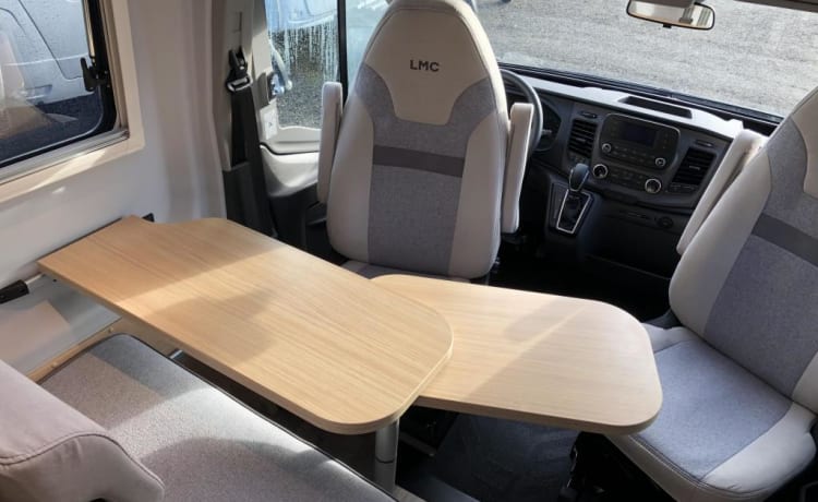 Nieuwe Camperbus Grey Matter – FORD LMC Innovan 590 camperbus uit 2024 Grey Matter