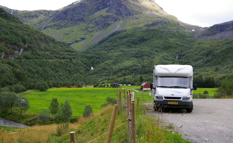 “Star” – Kompaktes teilintegriertes Reisemobil