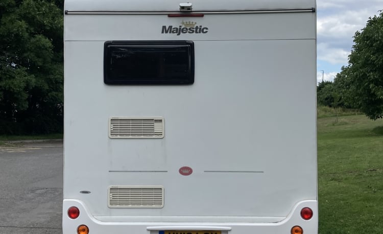 Elvis  – 2012 Elddis Majestic 100 met 4 slaapplaatsen