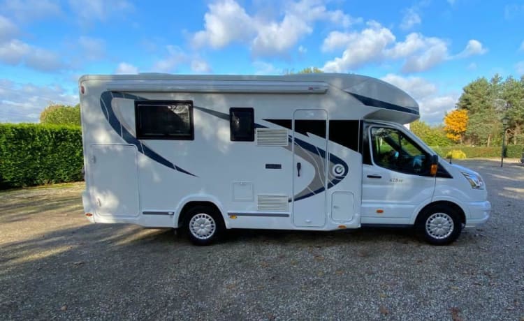 Wij bieden onze geweldige luxe camper uit 2016 te huur aan! 