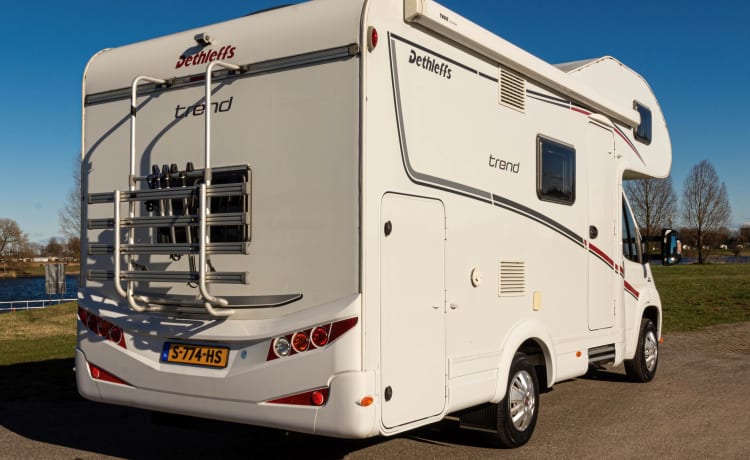 Luxe & Compacte 6-persoons camper met stapelbed