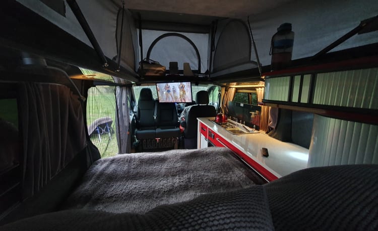 Betty – Betty op maat gemaakte full off-grid 4-persoons Vauxhall vivaro campervan uit 2017