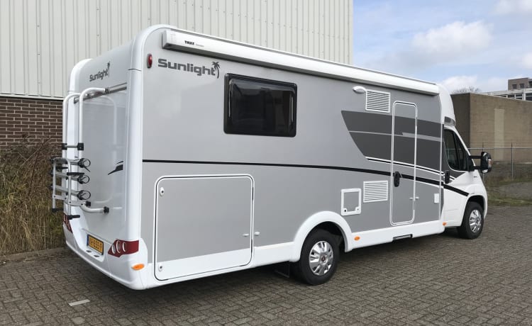 14 – Luxury automatic camper with 2-person queen bed!