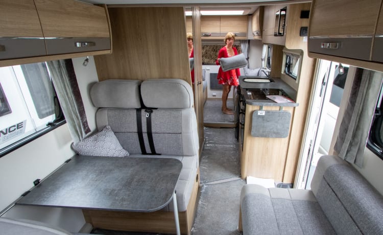 Luxe voor twee, comfort voor 4, knus voor 6; een mooie bijna nieuwe camper,