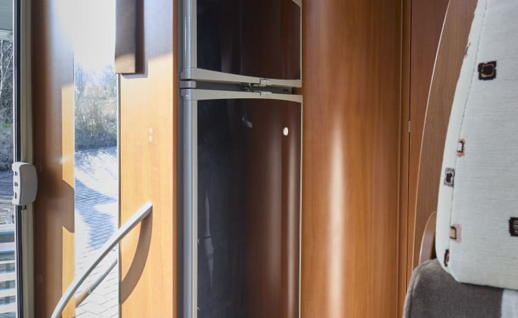 Van alle gemakken voorzien – Beautiful self-sufficient Chausson camper with queen bed  