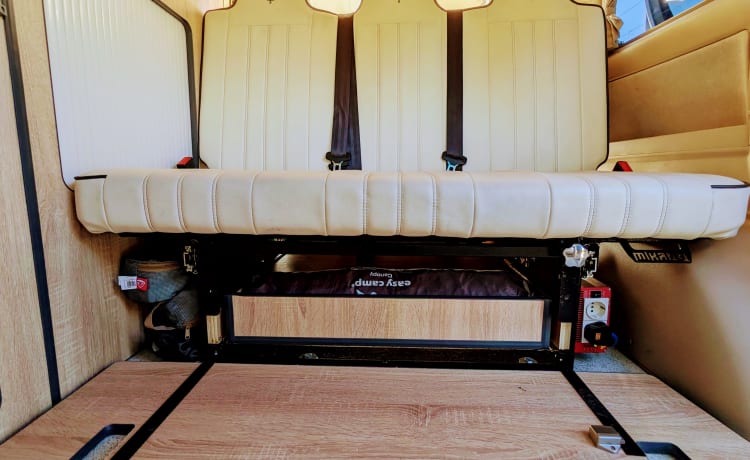 Vamos – Luxury Campervan and Nomad Office