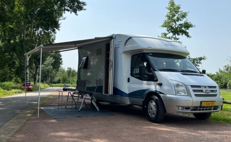 Spacious two-person Hobby camper with a spacious French bed