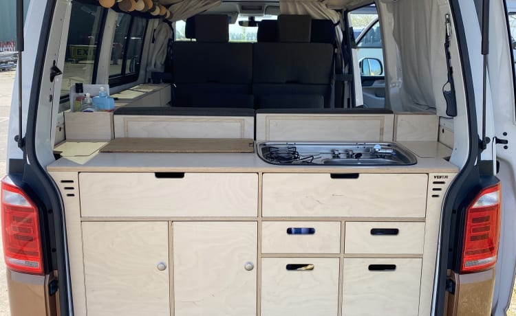 Ventje_Pezarro –  Camper Ventje- Luxe VW T6 automaat voor 4 personen