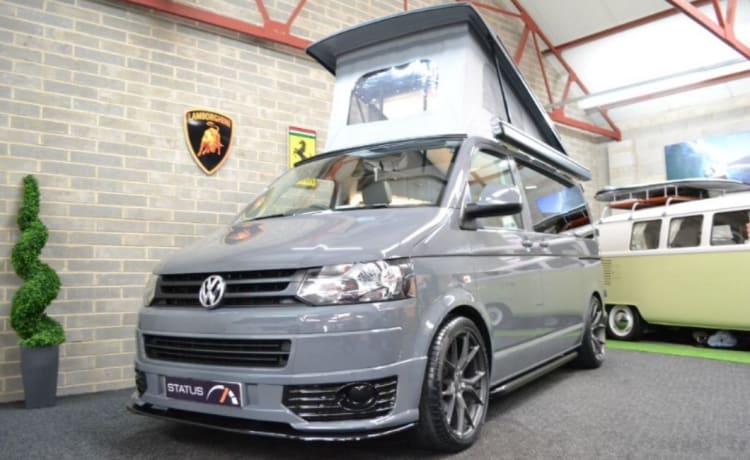 Camper di lusso VW T5 Sportline con pannello solare da 160 W.