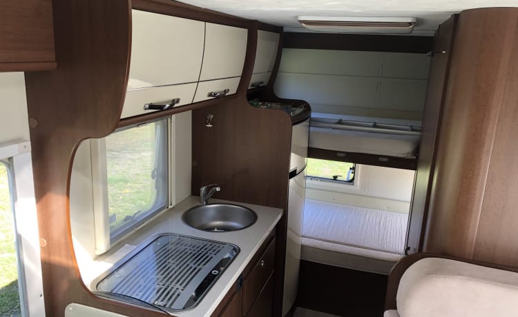 Luxueux camping-car familial spacieux pour 6 personnes avec air climatisé (2x), garage et inventaire.