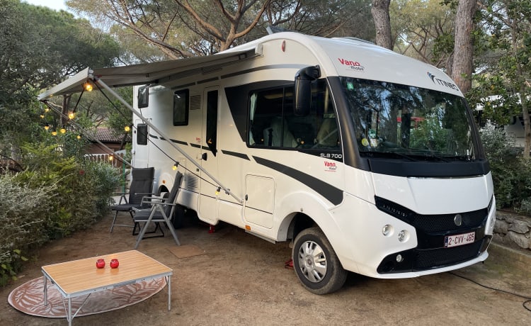 5p integrated family camper with air conditioning!