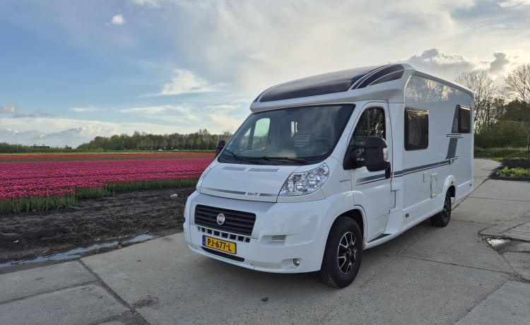 Mooie compacte 2 persoons camper met enkele bedden.