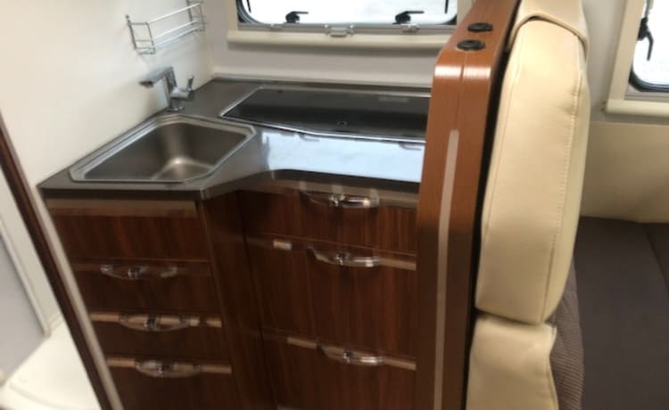 Camper Adria 2 per 4 persone completamente arredato, letti lunghi e letto basculante