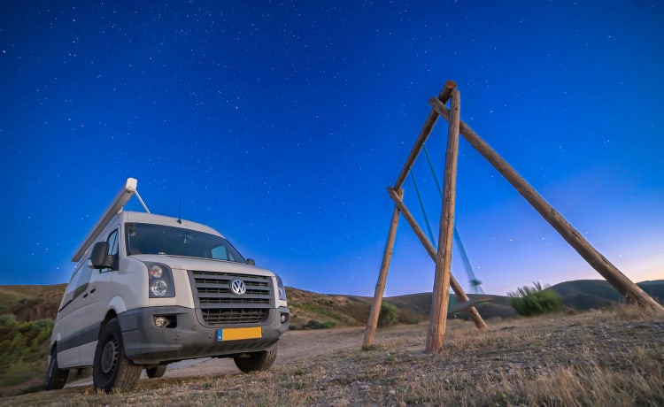 Overwinning – Avventuroso camper VW completamente off-grid, energia solare e letto lungo