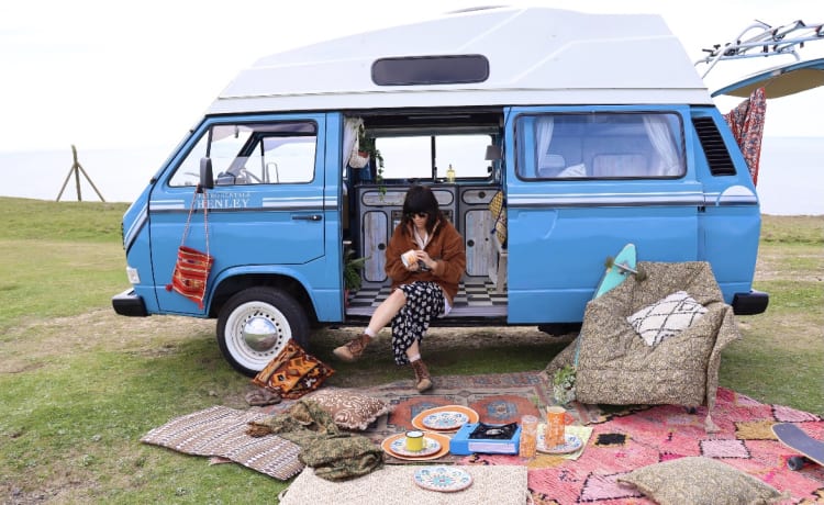 Retro Rentals Henley – 1984 Retro Volkswagen T25 - Little Betty Blue. (Onlangs gerestaureerd)