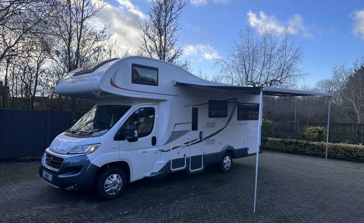 Charlie  –  Charlie Luxurious and modern 5 berth Roller Team