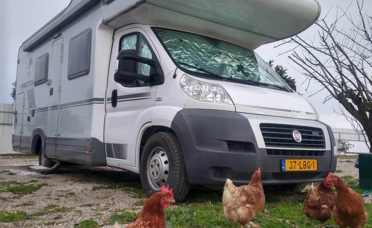 Camping-car familial de luxe prêt pour de merveilleux voyages