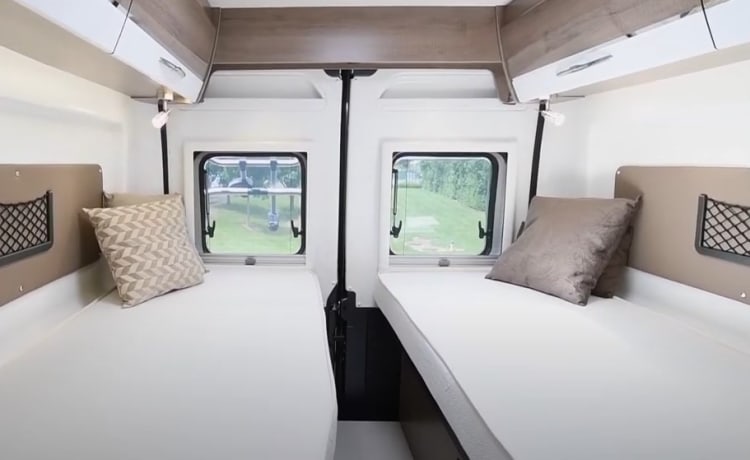 Black Pearl – Camper bus di lusso 150HP con aria condizionata nella zona giorno