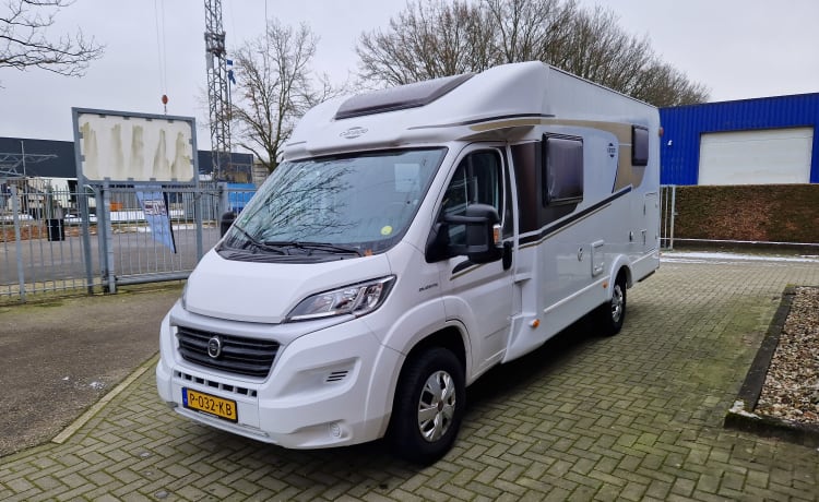 Campercomfort Luxury and New Camper Carado T337 (1)