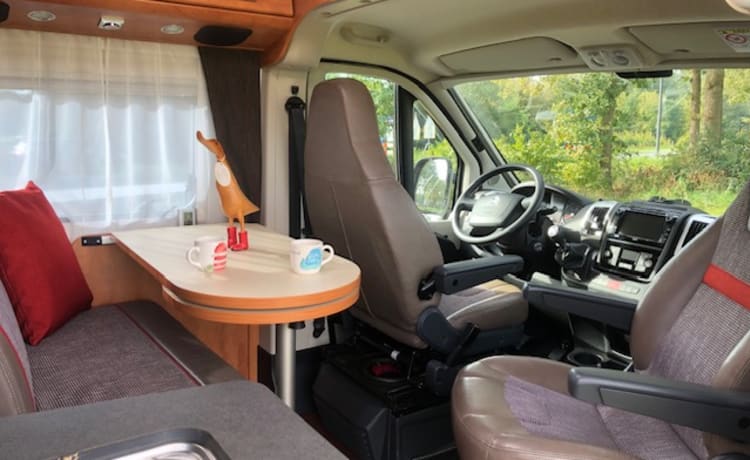 Malibu Van – Compact luxury Malibu bus camper with low bed!