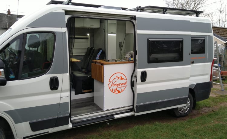 2-Bett Peugeot Off-Grid Campervan