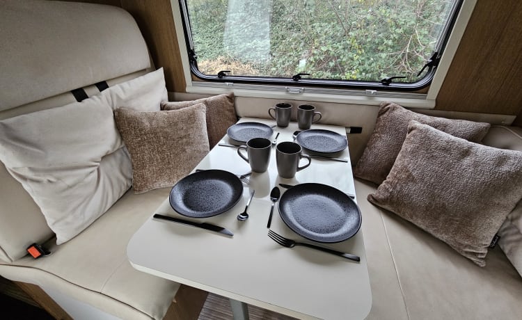 6-person luxury, spacious, neat Alcove family camper Rimor from 2017