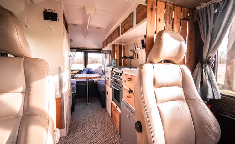 Pablo – Fire brigade bus & sturdy camper for your next adventure