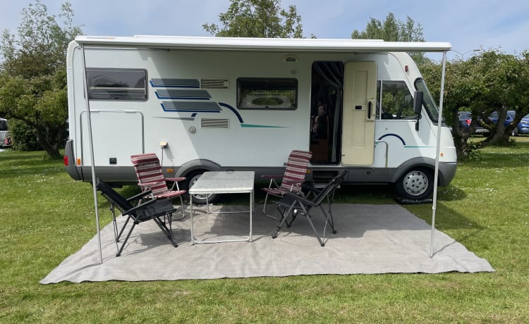 Wonderful 6 person Hymer B644 integral camper XXL garage