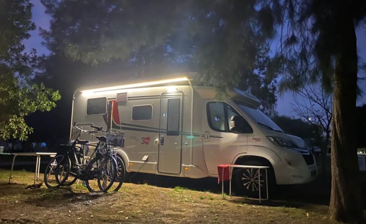 Adventure Van – 2p Bürstner semi-integrated uit 2021