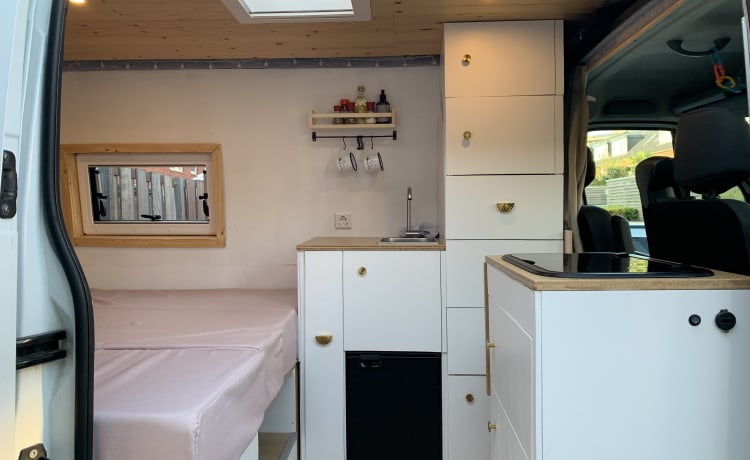 Vanneke – Veelzijdige camperbus met groot bed