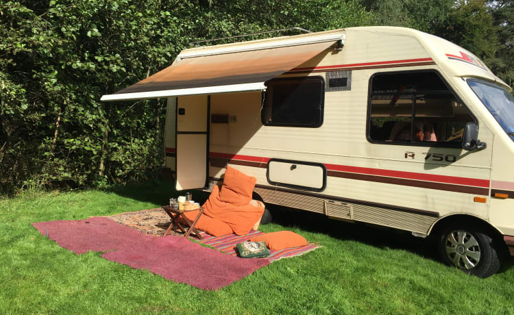 Agapi – Characteristic Vintage Camper from 1988