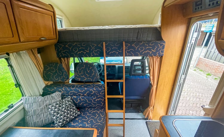 Cosy Family Camper – Complete cozy family camper with large garage 5p Hymer