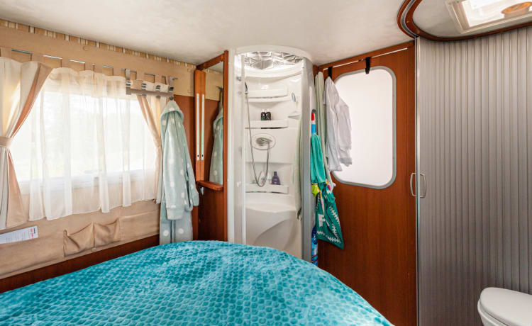 McJaCe – camping-car richement équipé pour 2 personnes avec douche et toilettes séparées