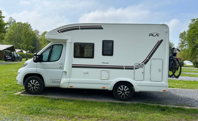 Prachtige compacte 3 persoons camper uit 2021 met 140PK