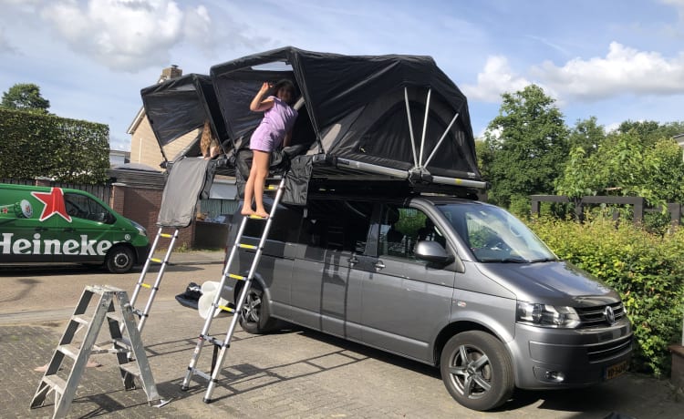 Rooftop party Van  – Happy 4 person Volkswagen party Van. 