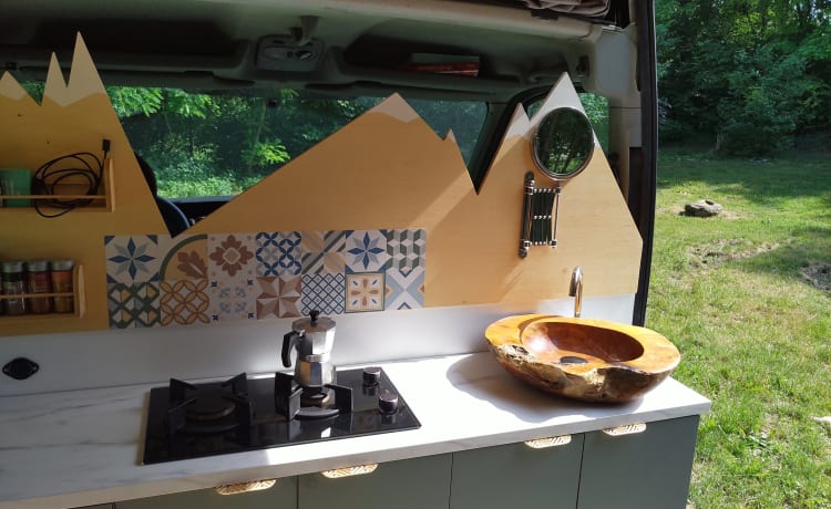 Fred – Cozy Bus Camper Automatic - Takes you everywhere, and back!