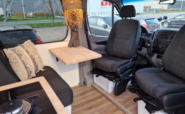 Madrid – Sprinter XXL a wonderful compact camper with lots of space!